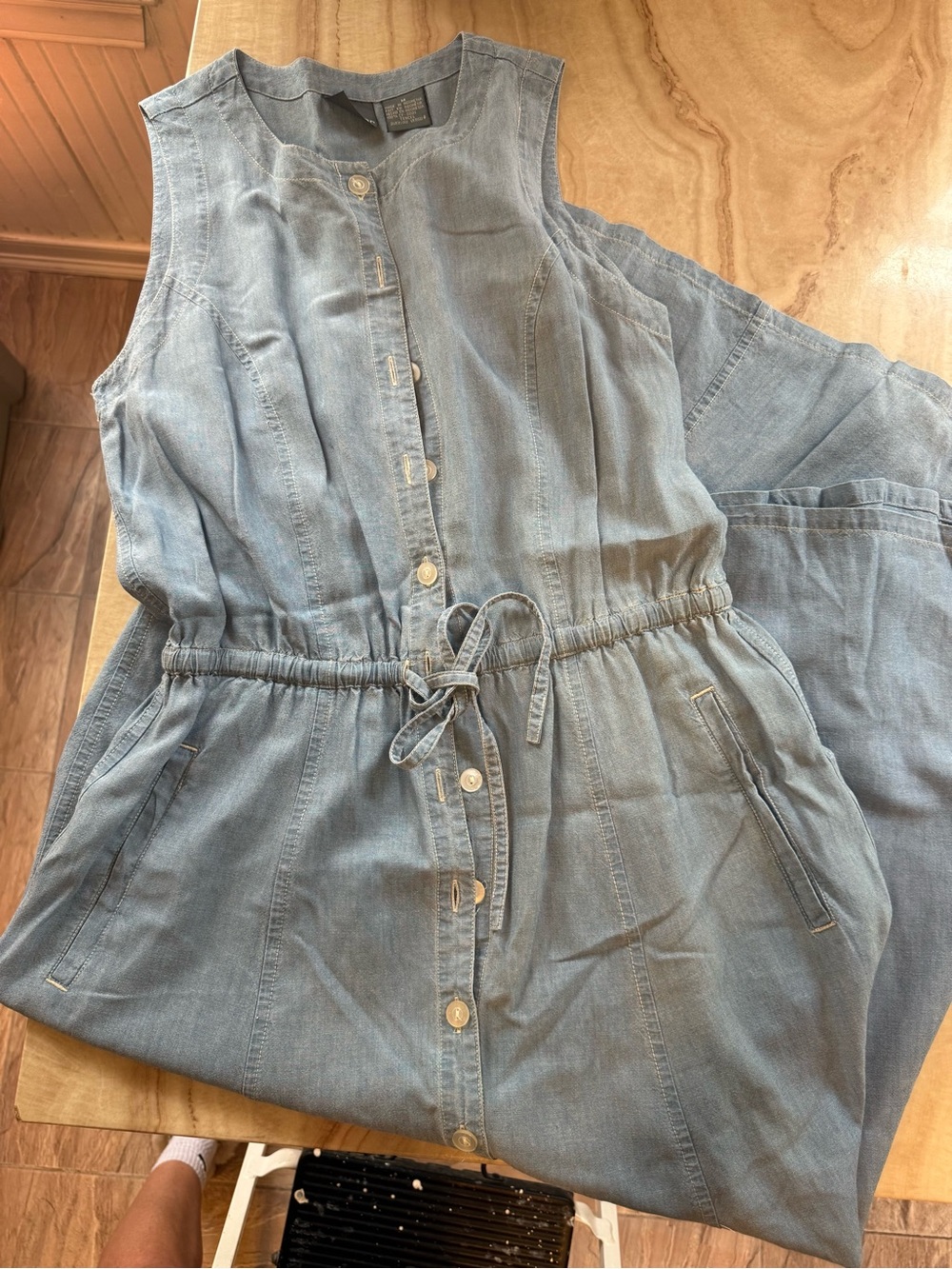 VINTAGE LIZ CLAIBORNE SUNDRESS IN DENIM BLUE
BUTTON DETAIL/BELT
CIRCA 1980